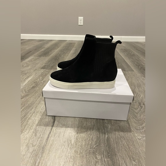 Ankle-boot silhouette Steve Madden sneakers, rendered in refined suede. … - Picture 8 of 13